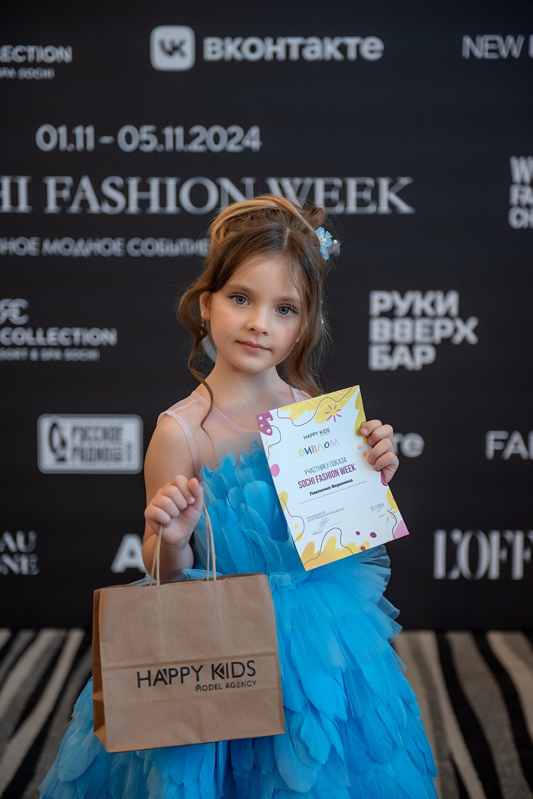SochiFashionWeek2024 дизайнер Юлия Крылова. Семейный и коммерческий фотограф в Сочи Александр Бодунов
