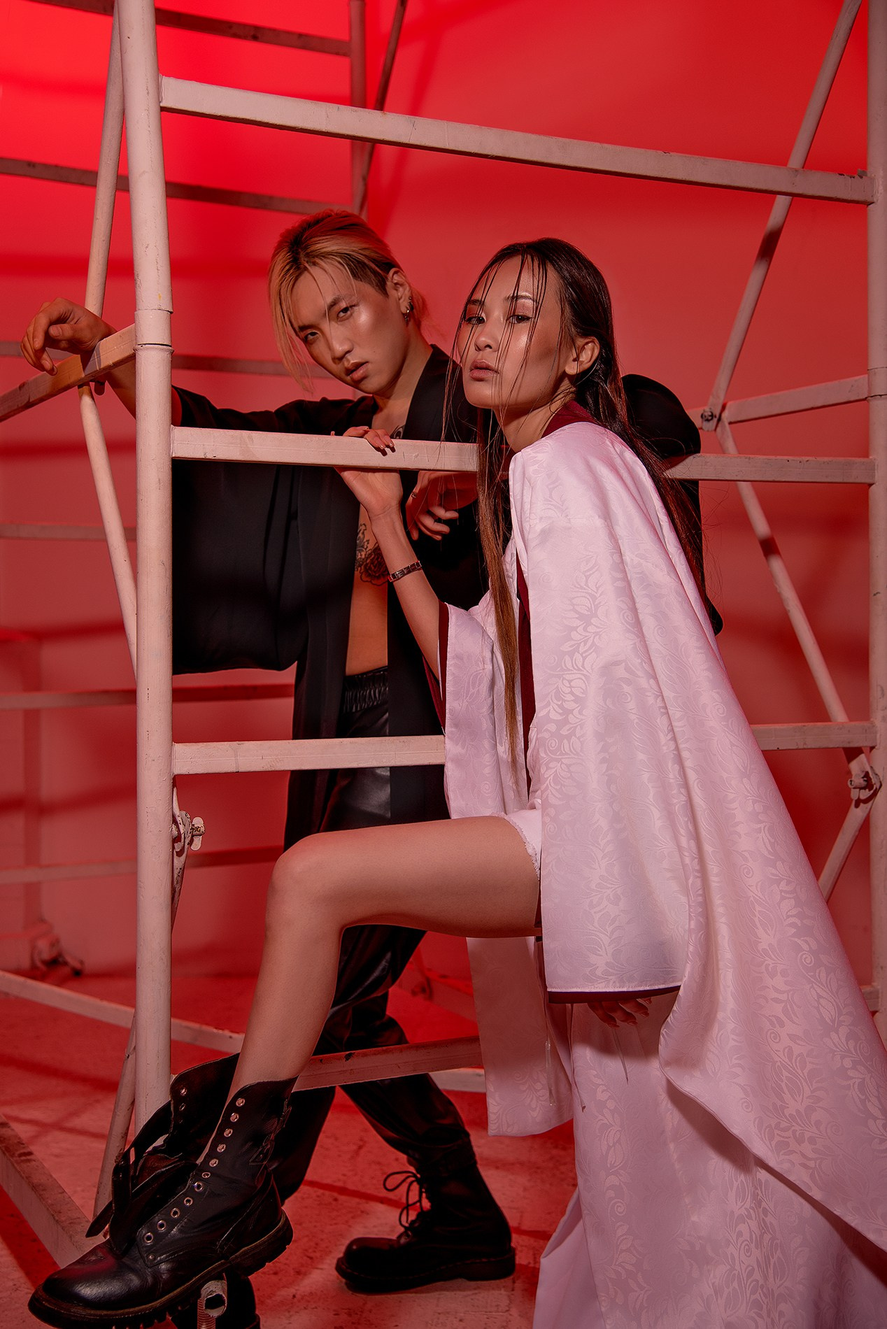 Модели азиатской внешности в красной локации.