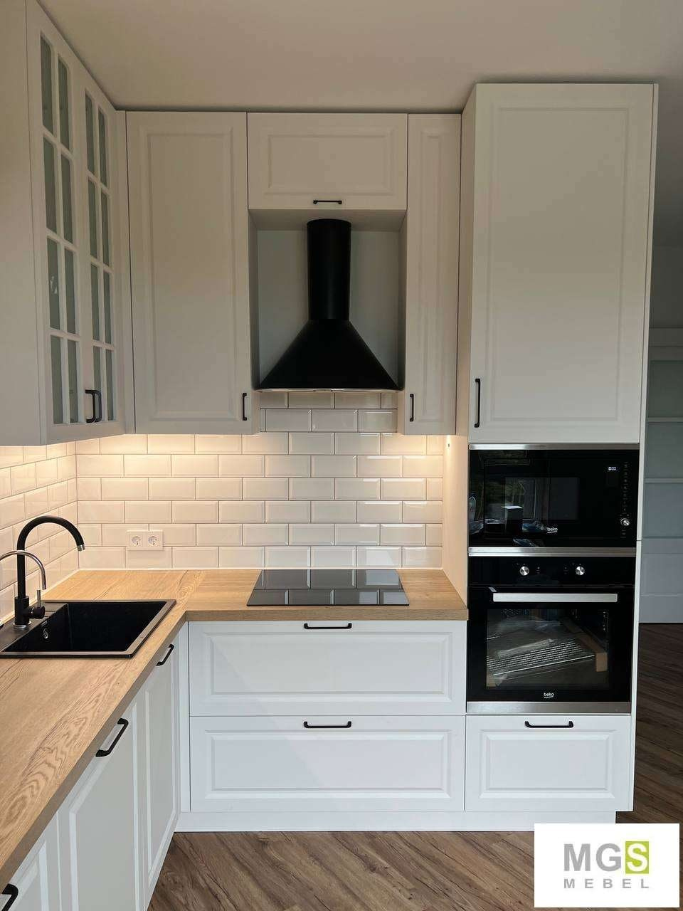 Кухня с белыми фасадами MGS мебель