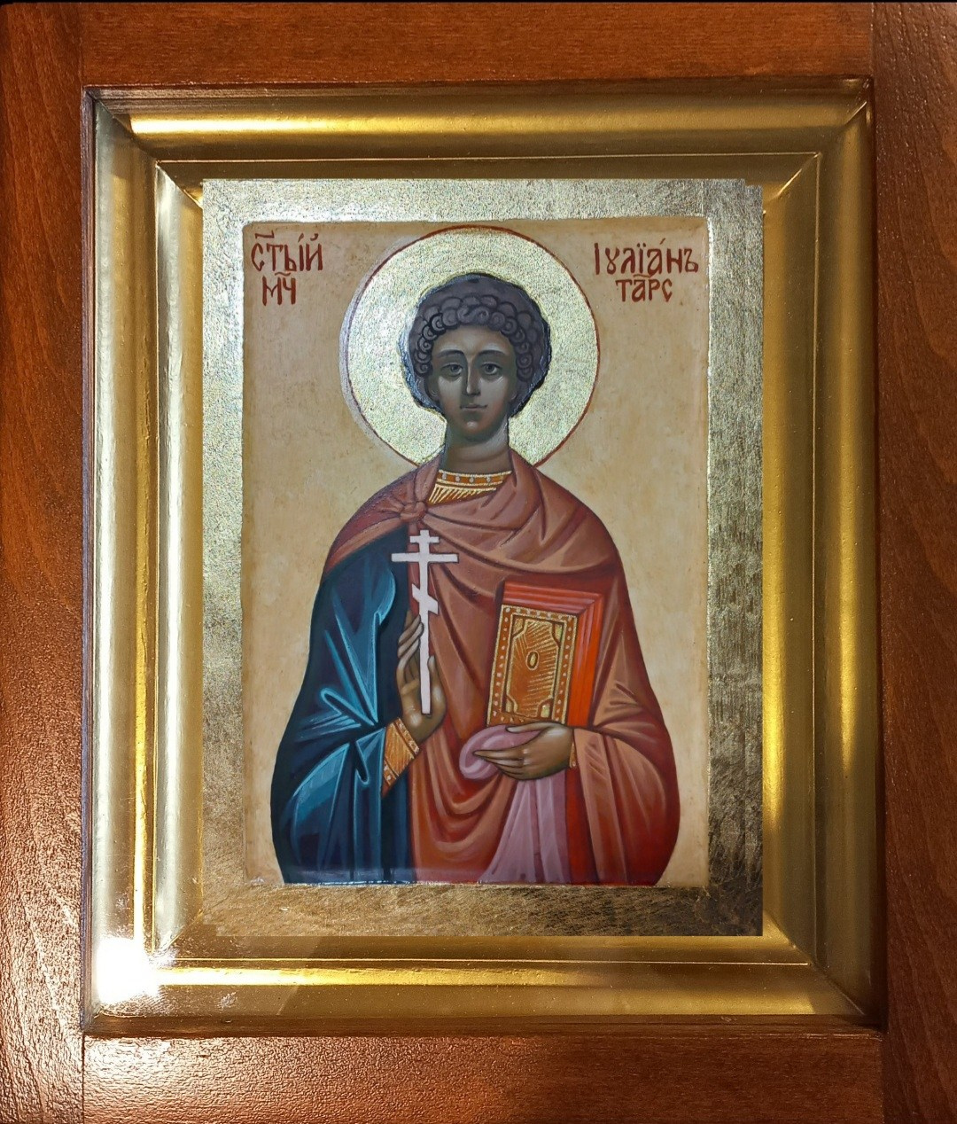 Икона Иулиан Тарсийский в киоте.