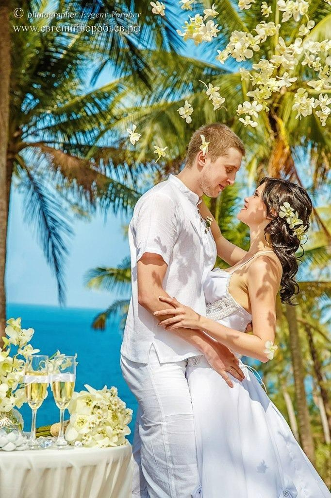 свадьба Красноярск фотосессия фотограф выездная свадебная церемония цена заказать стоимость забронировать дату ведущий церемониймейстер цветочная свадебная арка платье невесты костюм жениха идея место образ  стилист визажист причёска макияж пример фото подружки отец невесты гости вилатик гринпарк