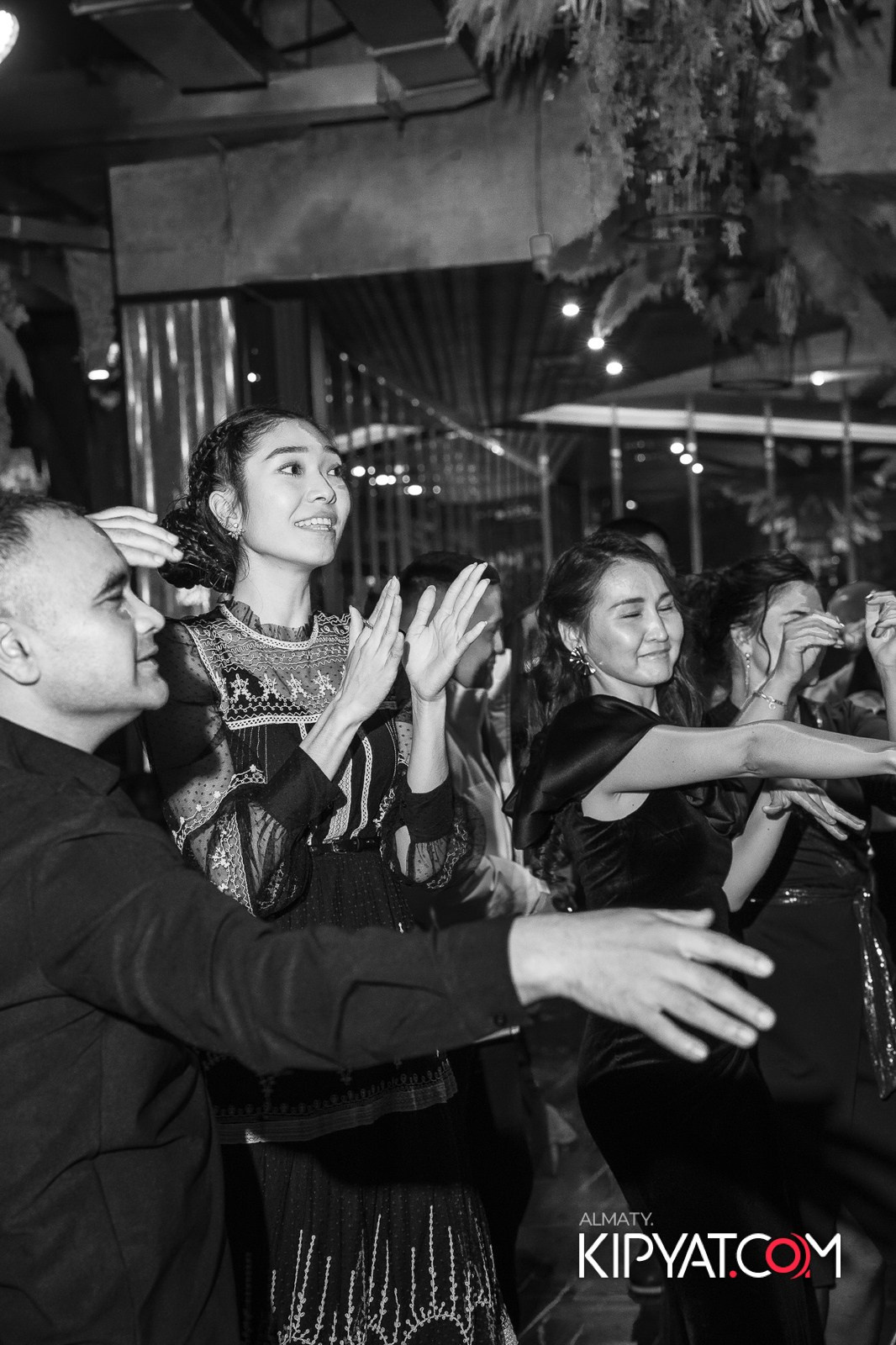 БАР ПАНАЕХАЛИ НА ТОЛЕ БИ. КИПЯТКОМ АЛМАТЫ!