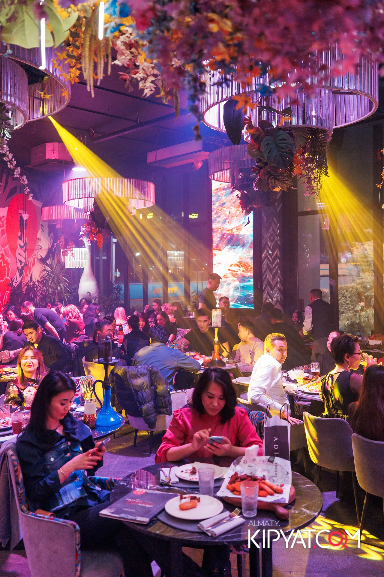 FRIENDS BAR & TERRACE. КИПЯТКОМ АЛМАТЫ!