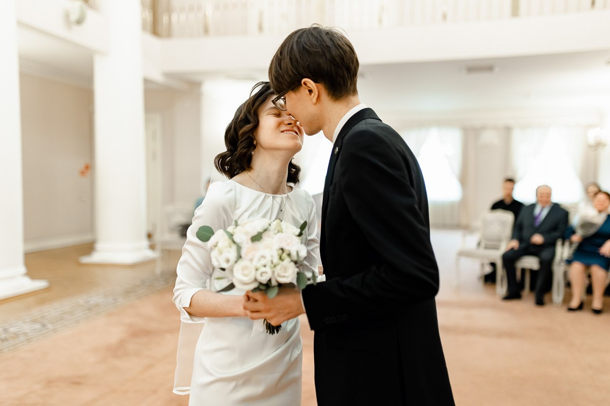 Свадебная фотосессия в ЗАГСе. Свадебный фотограф в Санкт-Петербурге Антон Владимиров