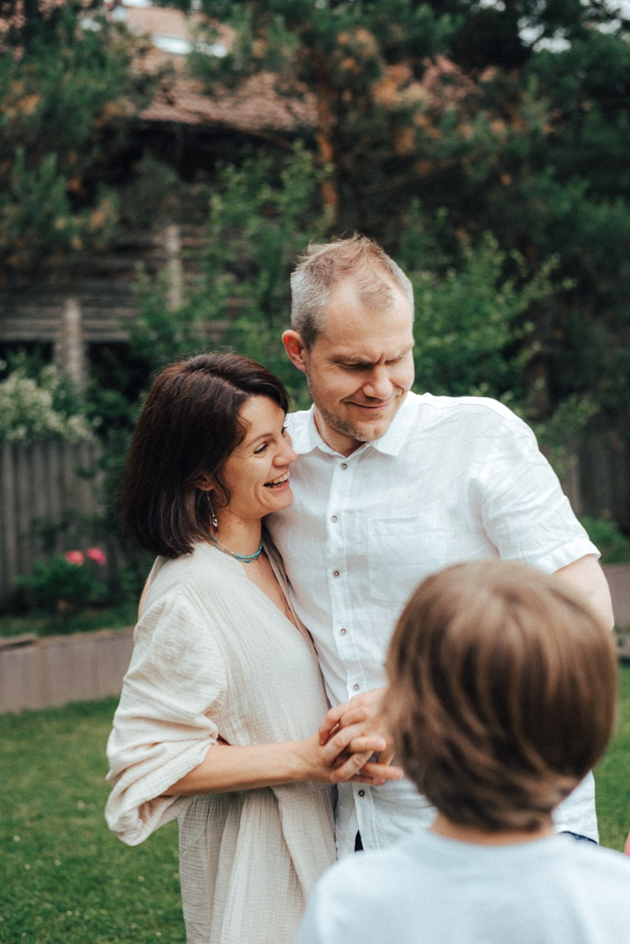 Коля, Ксюша, Саша, Андрей, Кира и бабушки | на даче