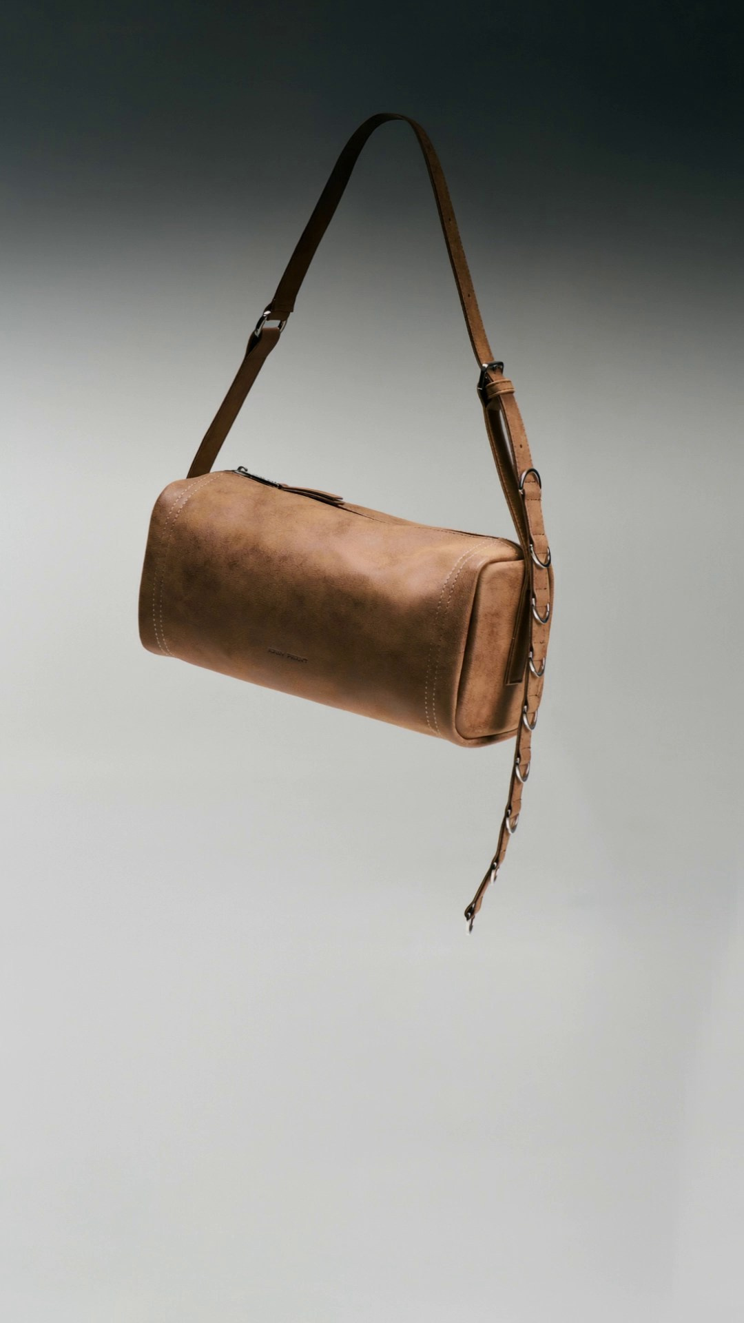 AI. Я Саша, креативный продюсер и арт-директор из Москвы. Придумываю, собираю и запускаю визуальные проекты