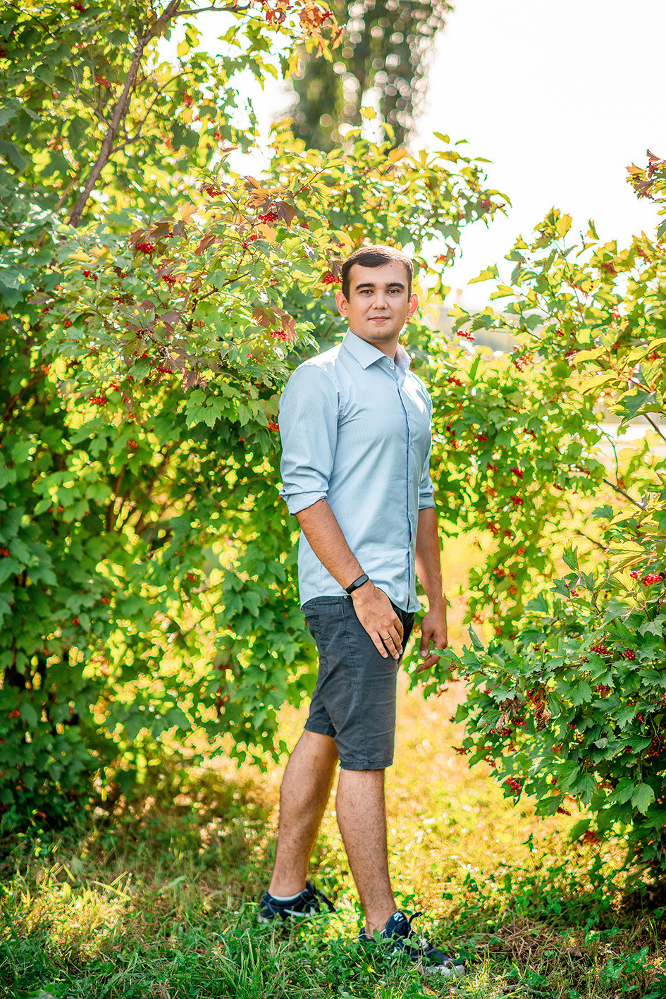 парень прогуливается на природе в солнечный день