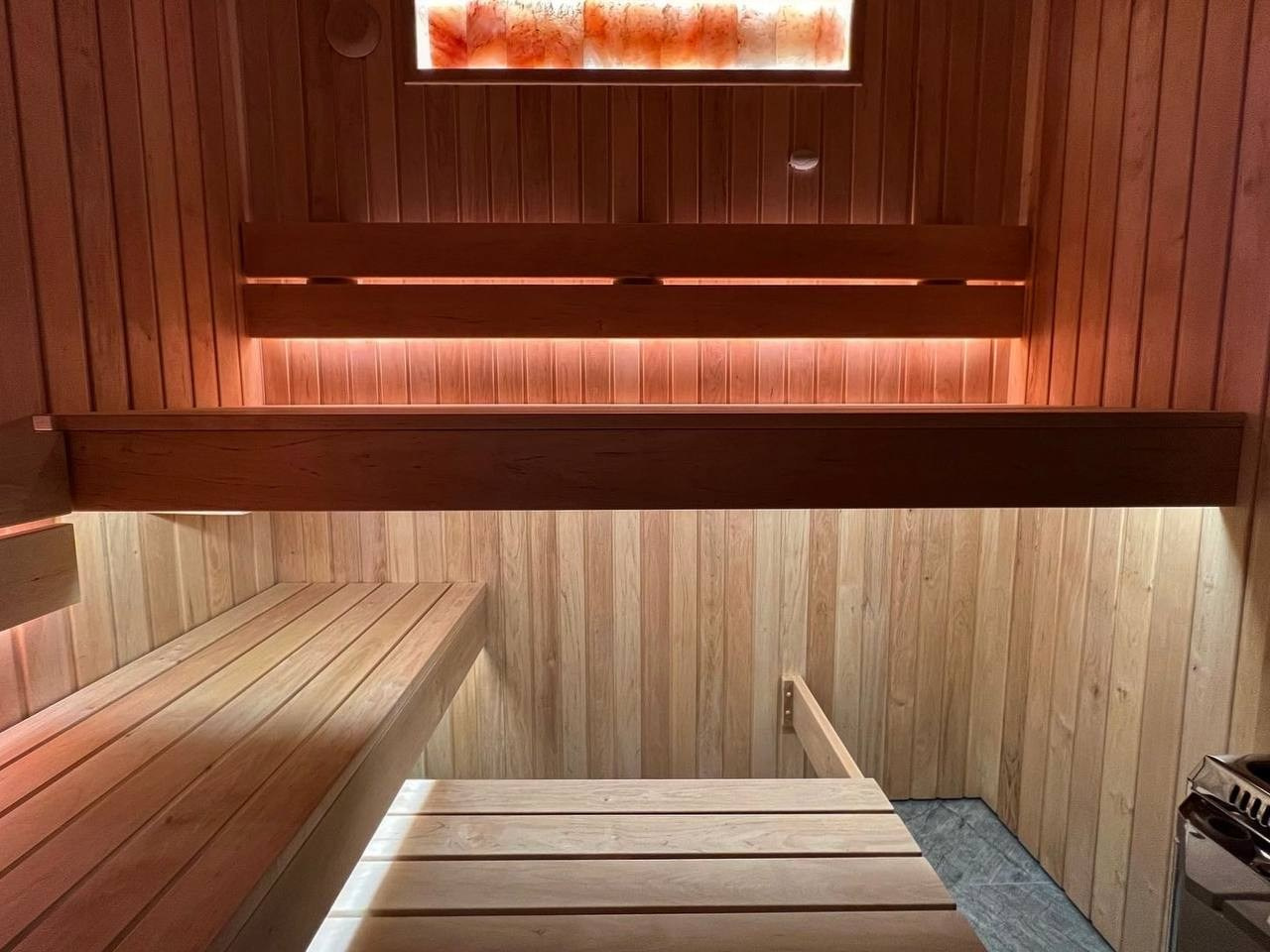 Сауна в Александровской из светлой ольхи, 3 уровня полков, печь Harvia Topclass Combi с парогенератором- функциональное решение. SaunaTopMasters