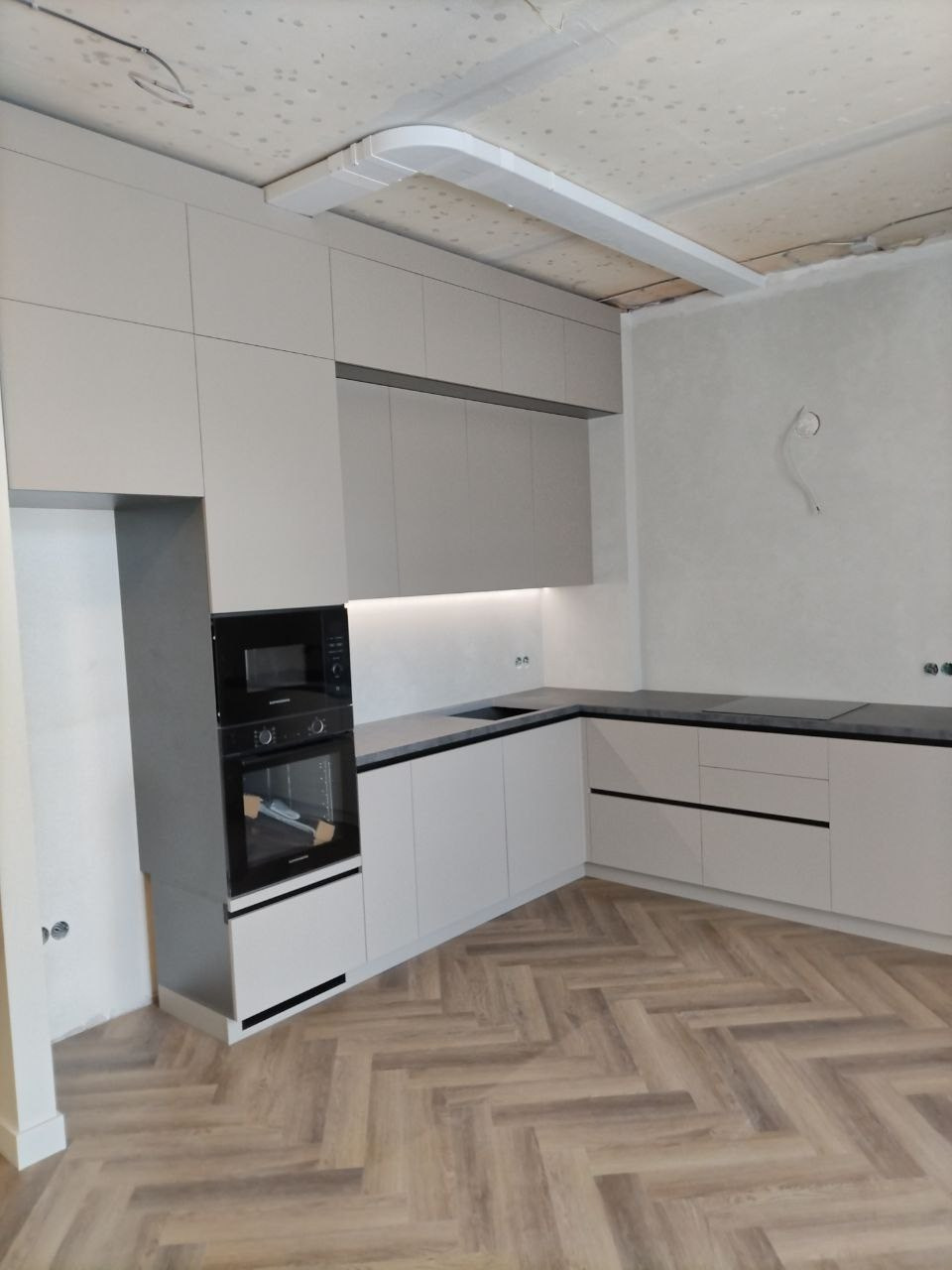 Фото с монтажа |Мебель на заказа: кухни, шкафы и т.д. в Томске. ГУДРУМ — Мебель на заказ в Томске | Кухни | Шкафы | Стулья и Столы