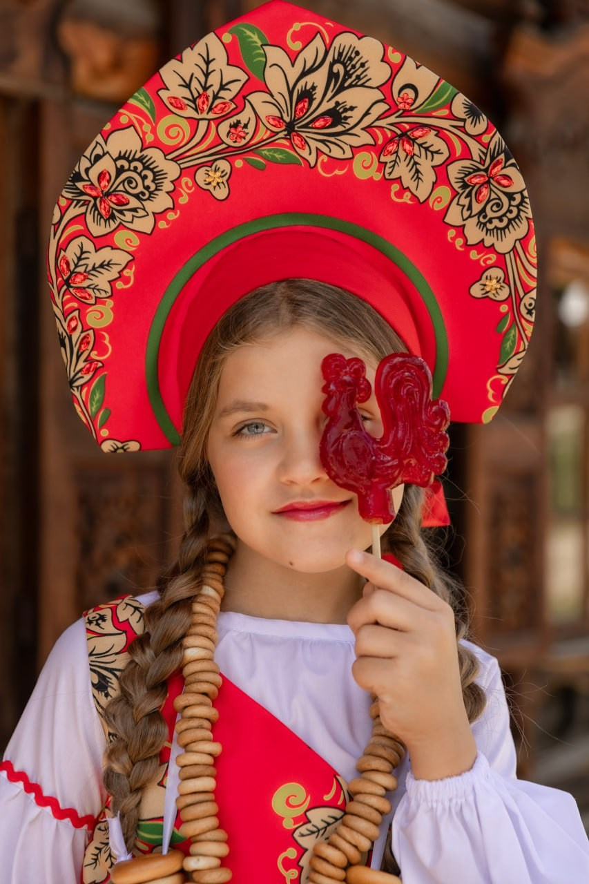 аренда наряда "хохлома". В состав костюма входит юбка, жилет, рубашка, подъюбник. Кокошник оплачивается отдельно! Стоимость проката сутки 2000р. с кокошником 2500р. рост модели на фото 128 см.