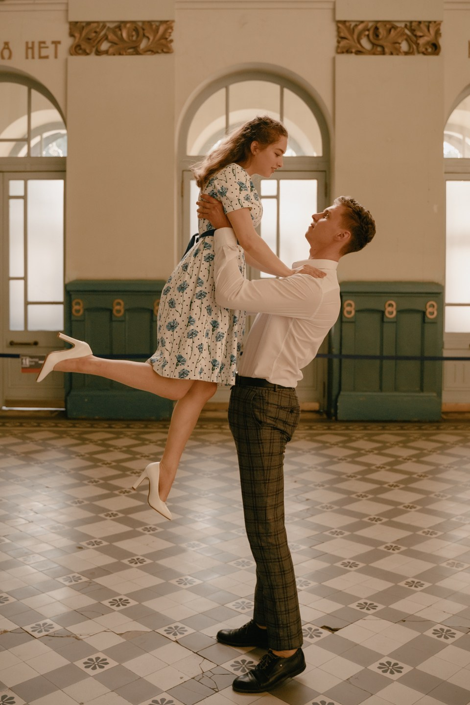 Кадр как парень поднял девушки на руках