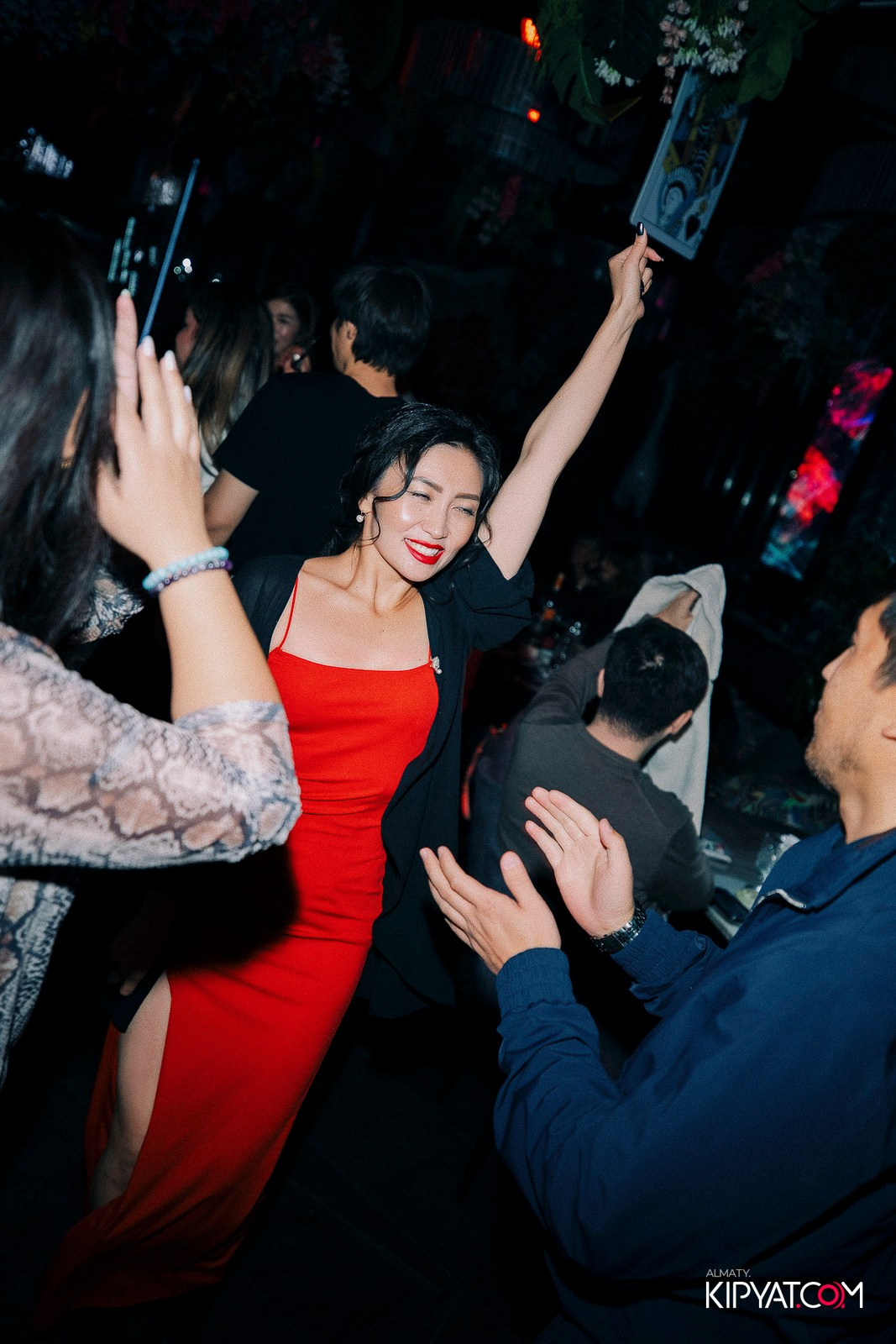 FRIENDS BAR & TERRACE. КИПЯТКОМ АЛМАТЫ!