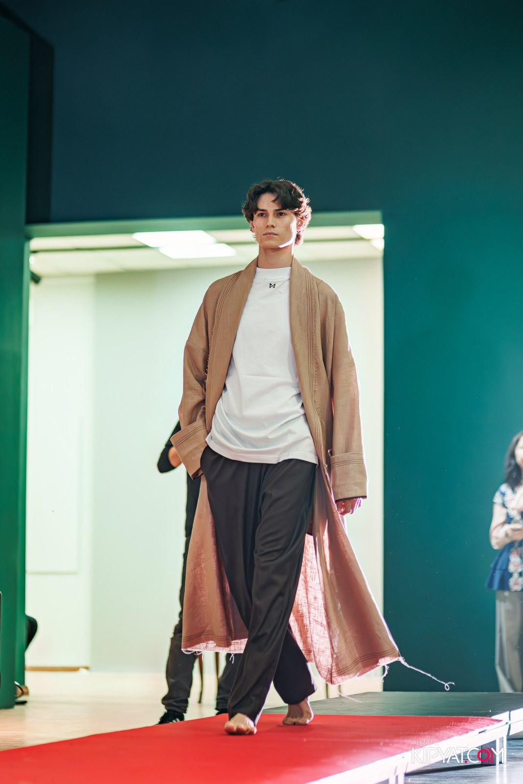 FASHION ПОКАЗ, КАЗАХСКОЙ НАЦИОНАЛЬНОЙ ОДЕЖДЫ. КИПЯТКОМ АЛМАТЫ!