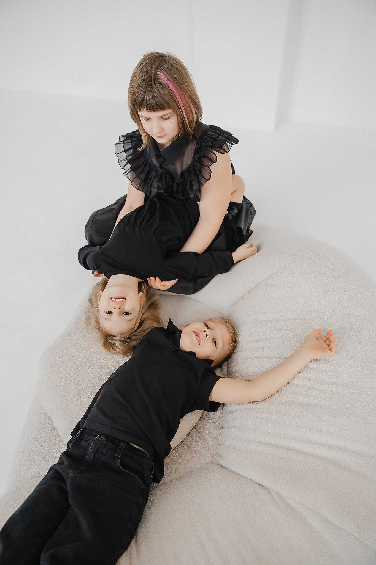 Семейная фотосессия на белом фоне. Фотограф Олеся Жомер