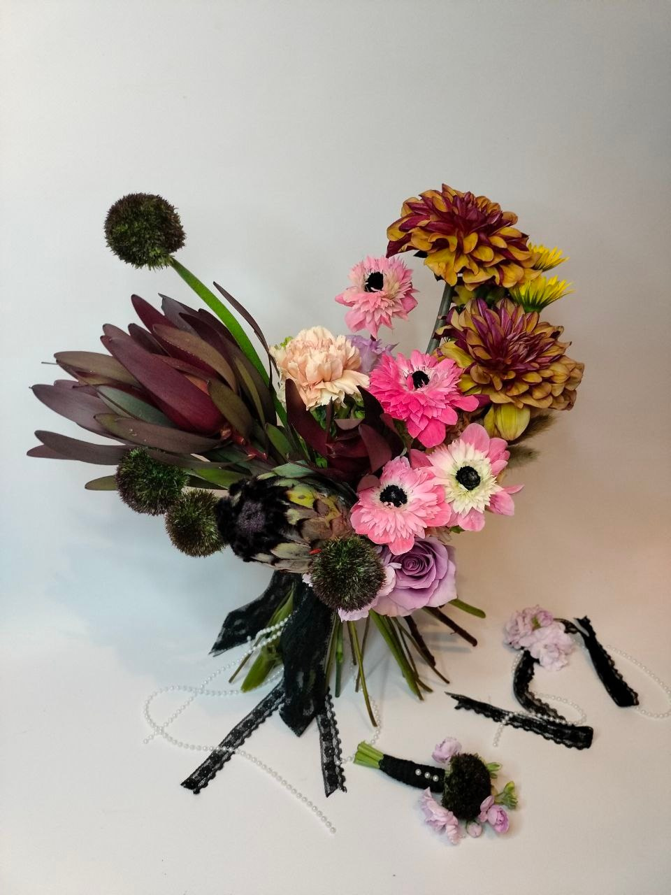  Букет невесты на заказ, букет для невесты Москва, свадебный флорист, флорист на свадьбу, сборка букета на свадьбу, ручная работа, букет для невесты ручной работы, букет невесты ручной работы . бутоньерка жениха в подарок, авторский букет для невесты, современный букет невесты. авторский букет невесты, современный букет невесты, невеста 2025,  букет невесты, свадебный букет, свадьба 2025, свадебный букет, свадебный букет невесты, флорист на свадьбу, флорист фрилансер, флорист москва, ручная работа, яркий букет невесты, современный букет невесты, весенний букет невесты, антуриум, амарант, французские тюльпаны, аллиум, гиацинт, флорист на свадьбу, хороший флорист, флорист фрилансер, букет по фото, флорист профессионал, ручная работа, авторская работа, чёрный букет невесты, готический букет невесты, ручная работа