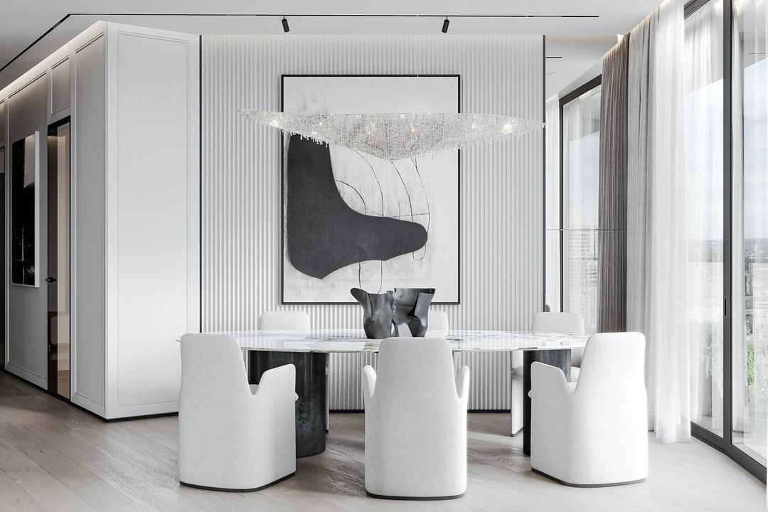 Современная столовая с мраморным столом и дизайнерской люстрой — интерьер Валерии Котович
