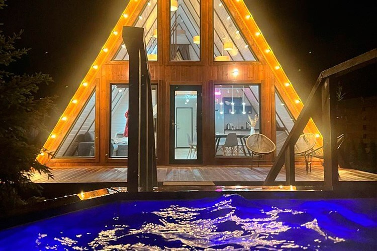 Глэмпинг в Подмосковье с баней и чаном на 6 человек - арендовать дом. Коттедж А-фрейм с баней и уличным чаном в Подмосковье - в аренду для отдыха