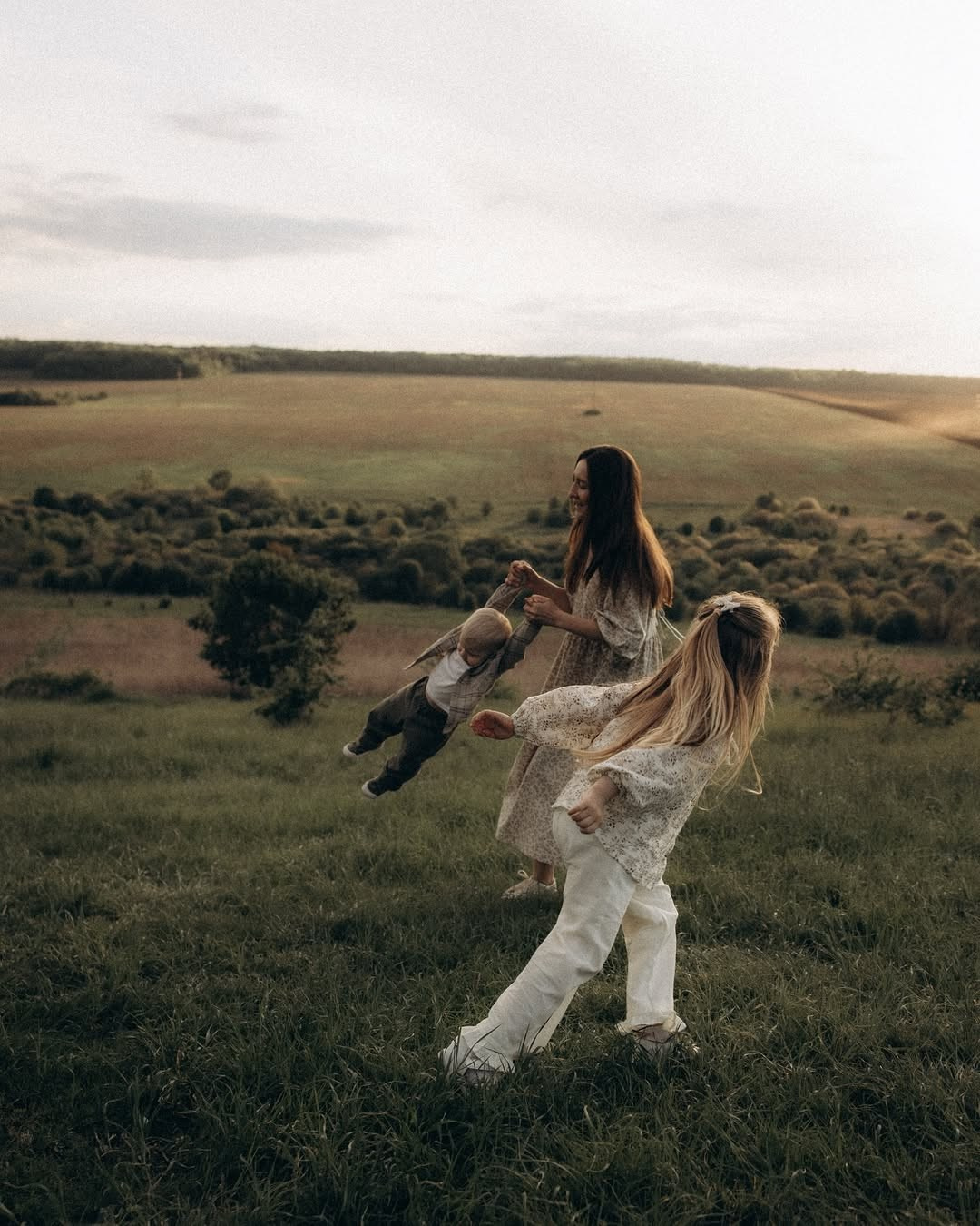 Мама с детьми / поле