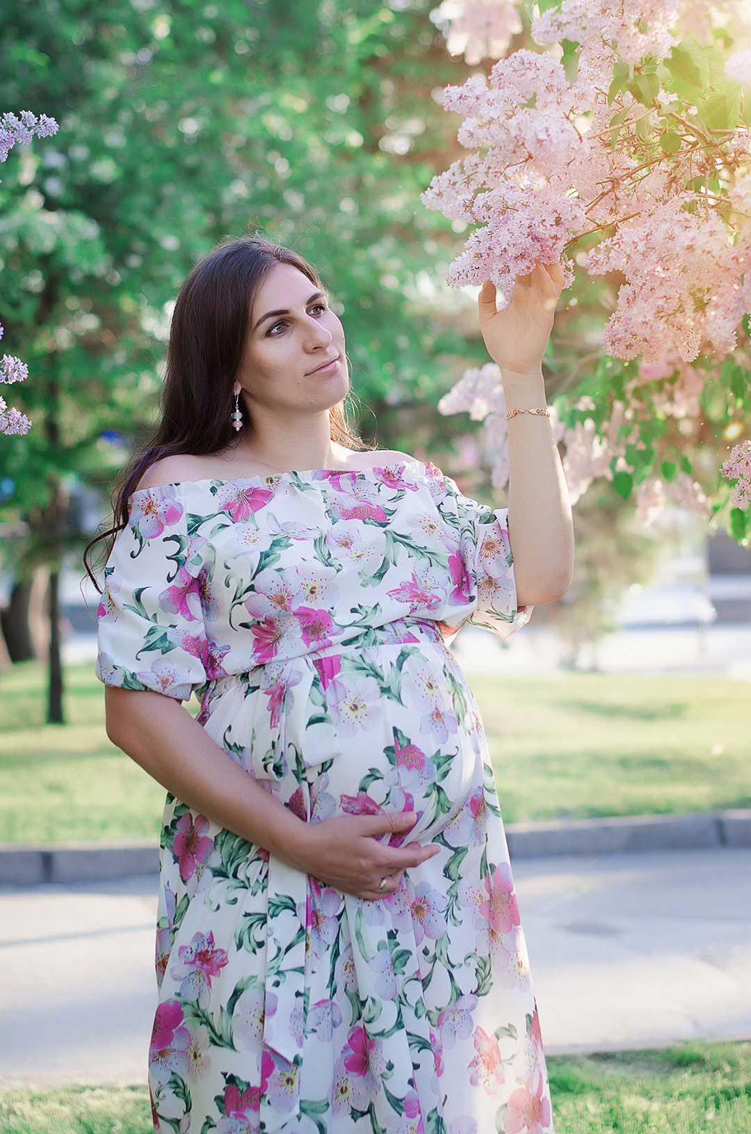 Фотосессия беременной девушки в парке с цветущей сиренью
