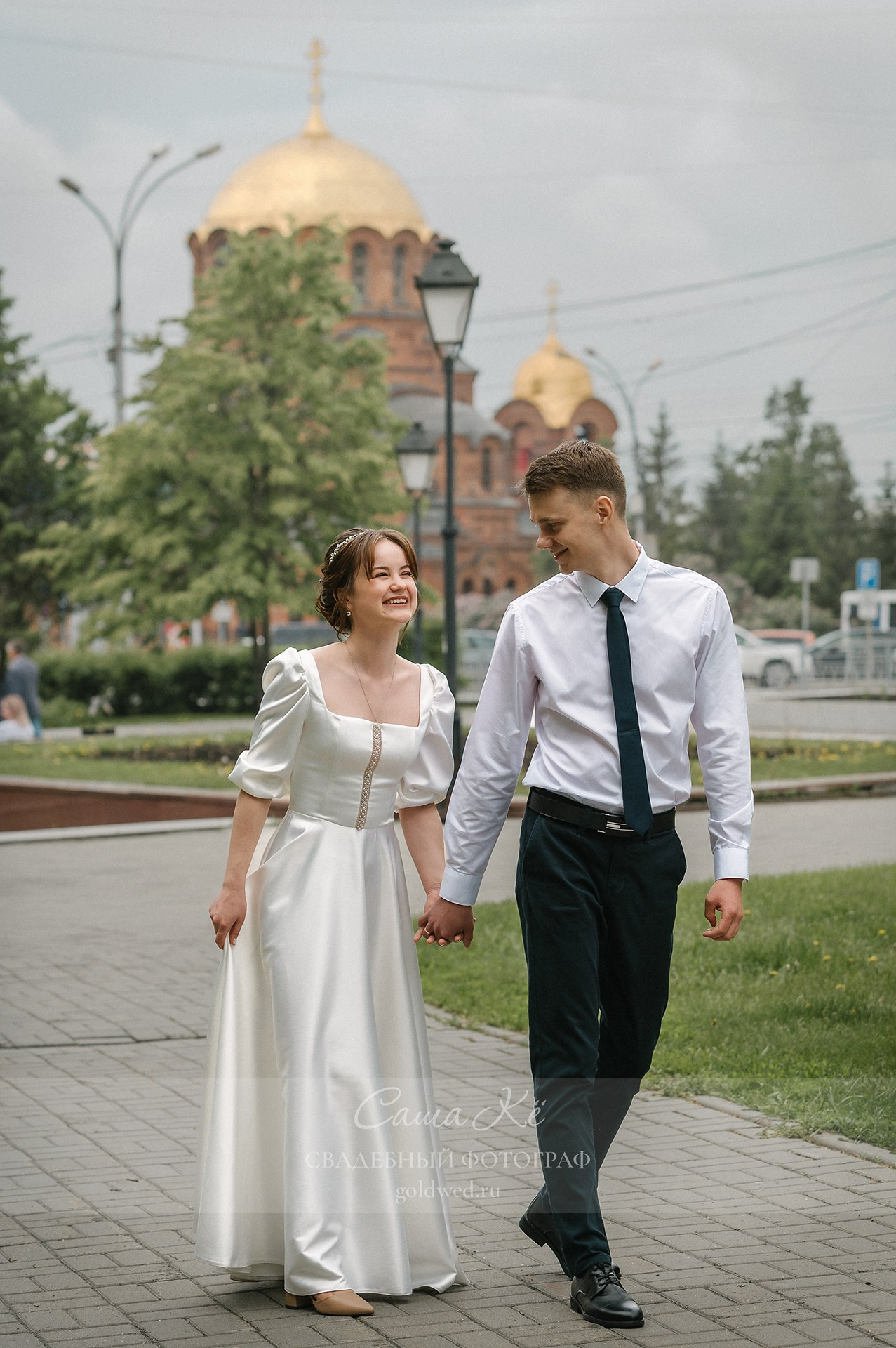 Свадебная прогулка А&А около концертного зала имени АМ Каца. Свадебный, семейный и event фотограф в Новосибирске и Новосибирской области Саша Кё
