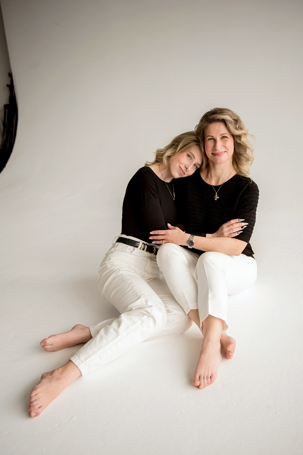 photo shoot for mom and daughter in the studio