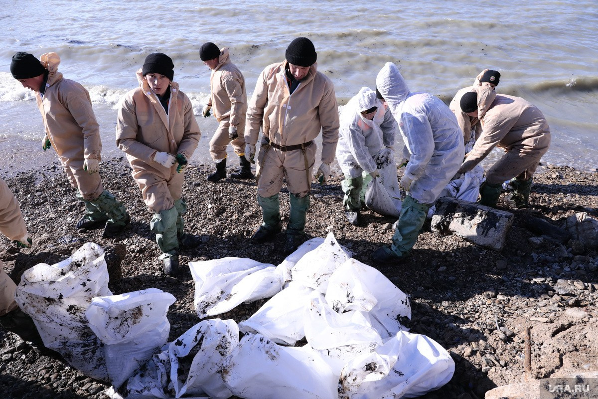 Разлив нефти в Чёрном море — 2025. Роман Наумов профессиональный фотограф