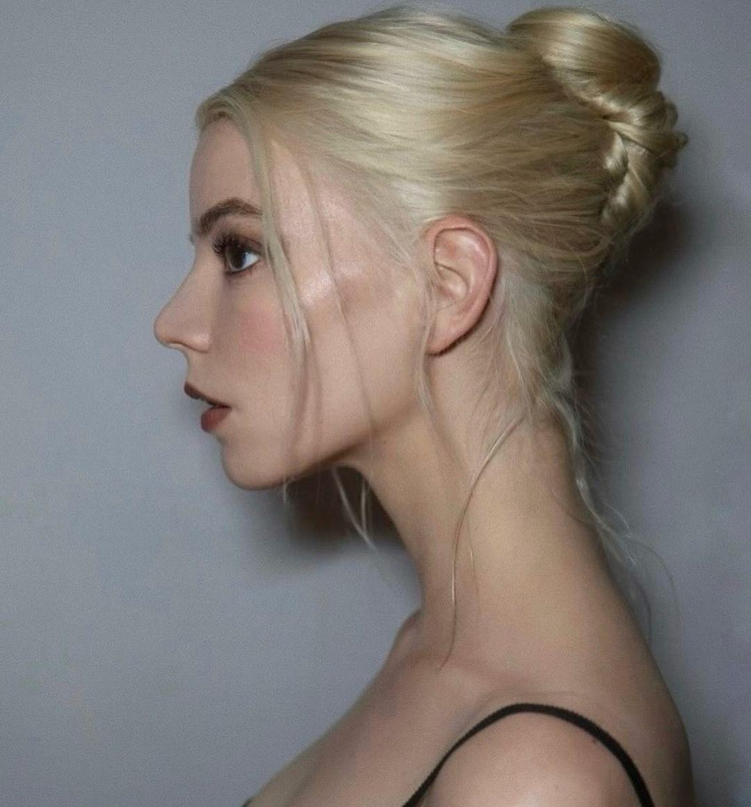 Иконой стиля в прическах в 2024 году стала Ани Тейлор-Джой. Ее прическа вдохновила дизайнеров на создание нового стиля в свадебной прическе — слегка небрежный пучок-ракушку, который смотрится одновременно нарядно и очень стильно. Повторить такую прическу можно с помощью шпилек. Собирать волосы в «гульку» в форму ракушки и зафиксировать их шпильками по мере плетения. В конце сбрызнуть волосы лаком и наслаждаться результатом! С такой укладкой можно и в свет выйти, и на работу сходить — универсальный солдат!