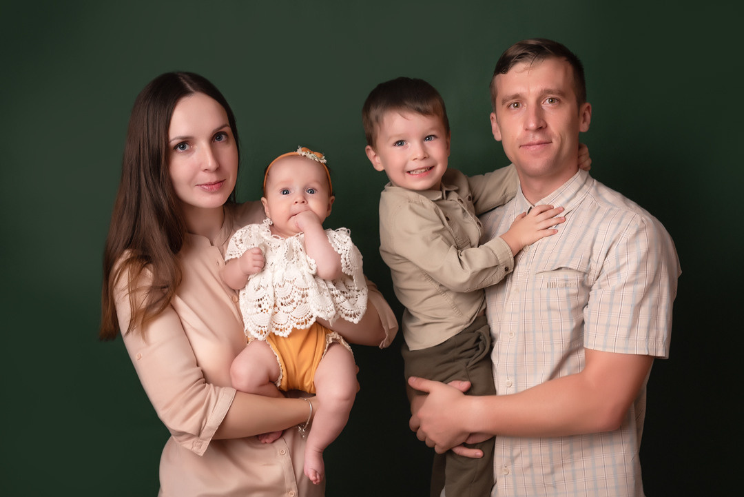 семейный портрет мама папа дочка и сынок