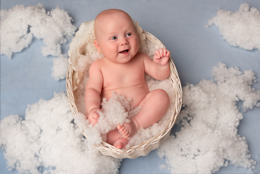 малыш в корзине и на облачках