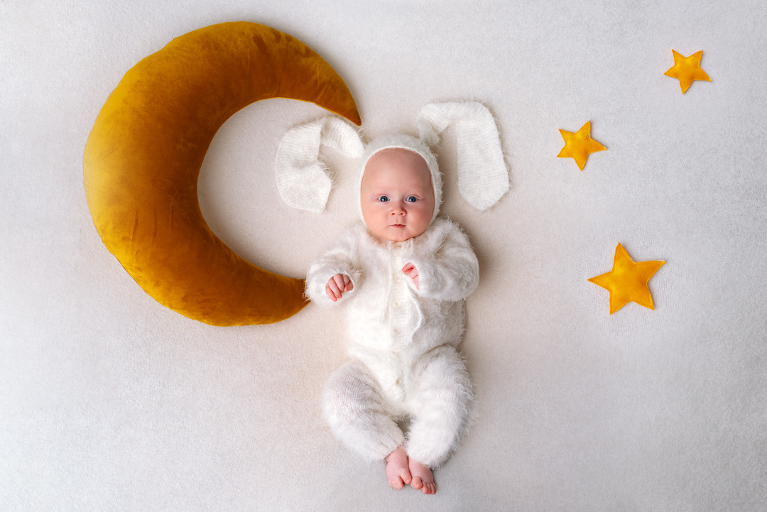 4х месячный ребенок в костюме зайки