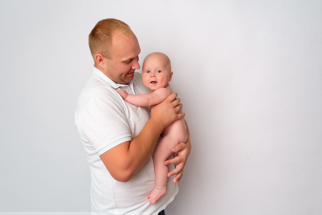 хорошо у папы на ручках