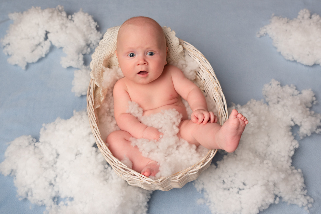 малыш в корзине