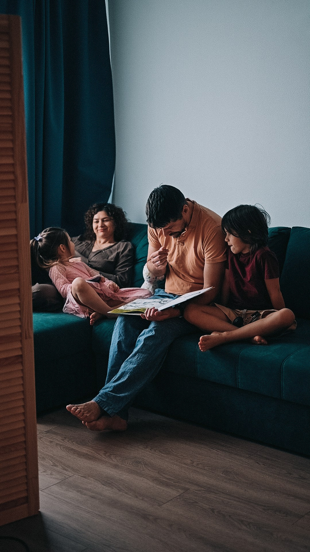 Семейное утро. Ксения, Михаил, Элиза, Даниэль. Семейный фотограф в Москве Дарья Пузикова