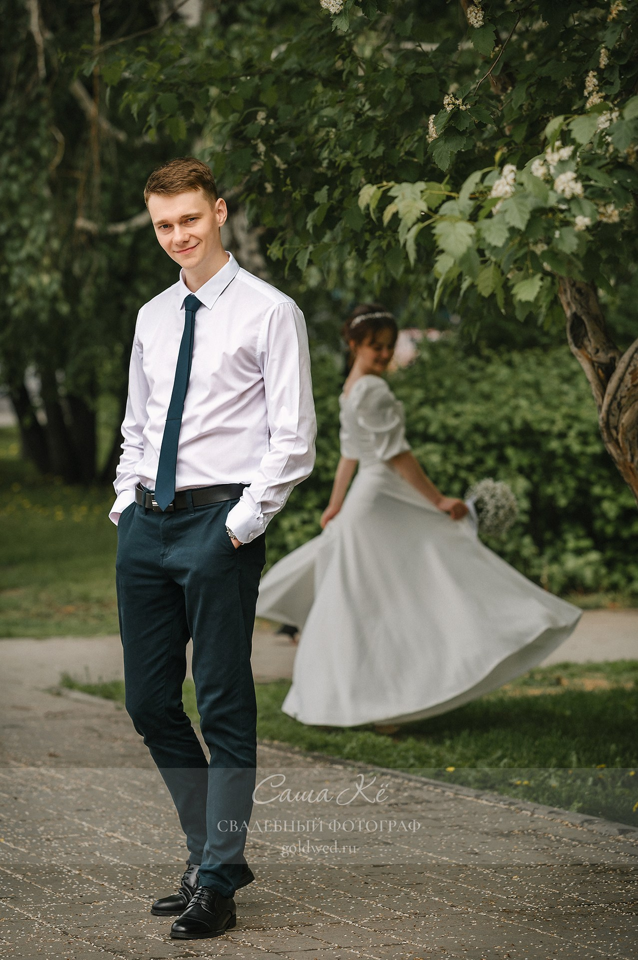 Свадебная прогулка А&А около концертного зала имени АМ Каца. Свадебный, семейный и event фотограф в Новосибирске и Новосибирской области Саша Кё