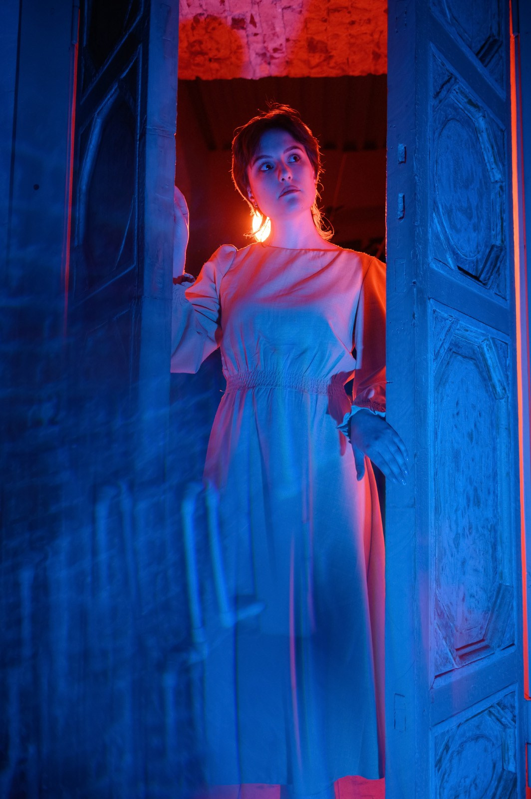 Фотосессия с неоновым светом в интерьере