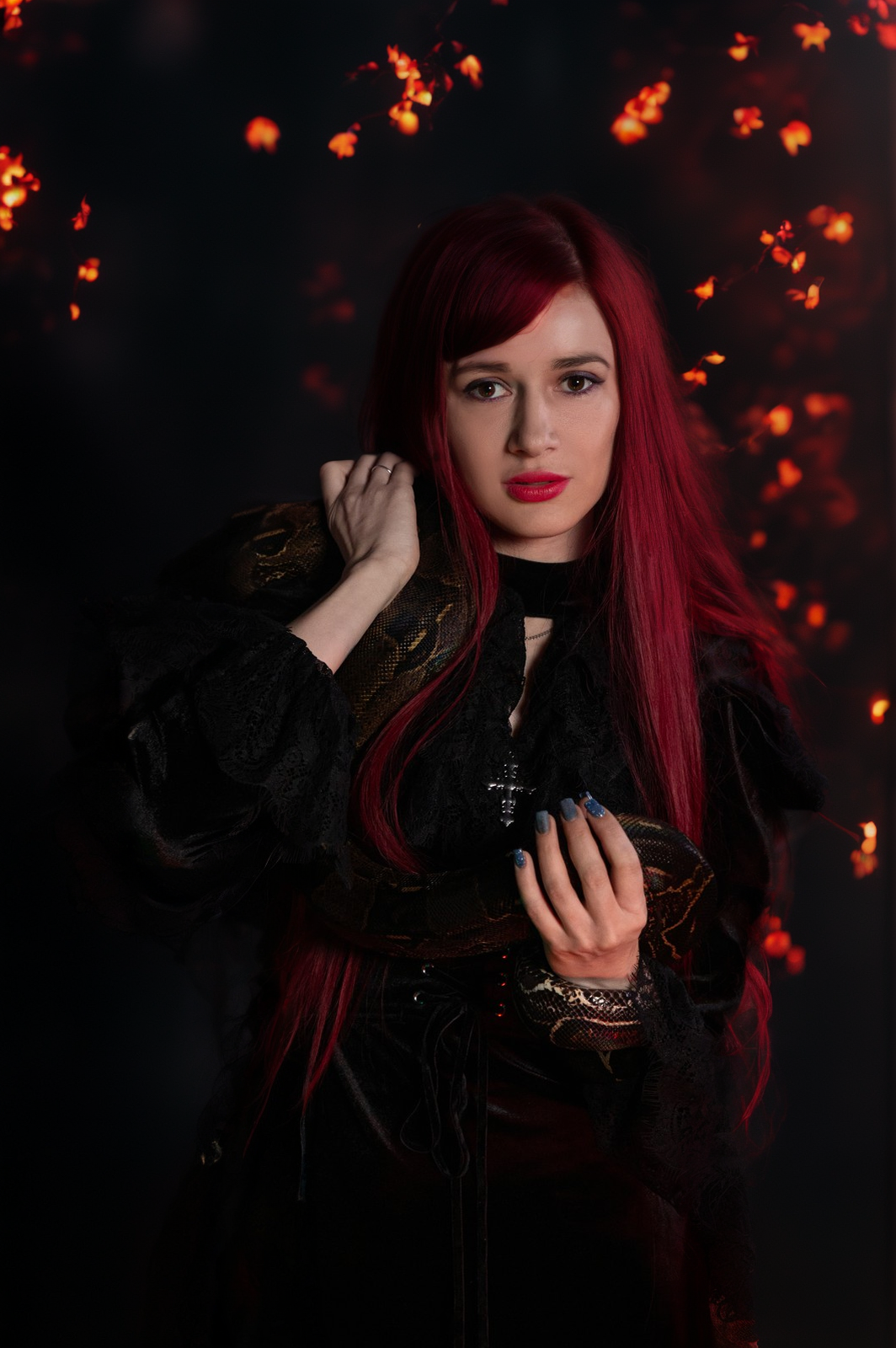 готическая фотосессия ведьмы со змеями, спиритическая доска, черепа