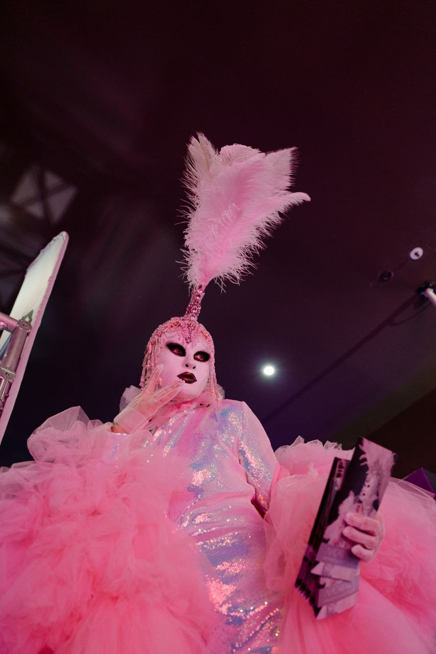 Лиса в Лесу на ивент-выставке ЁЛКИ 2025. Мимы и Ходулисты на встречу гостей. Москва