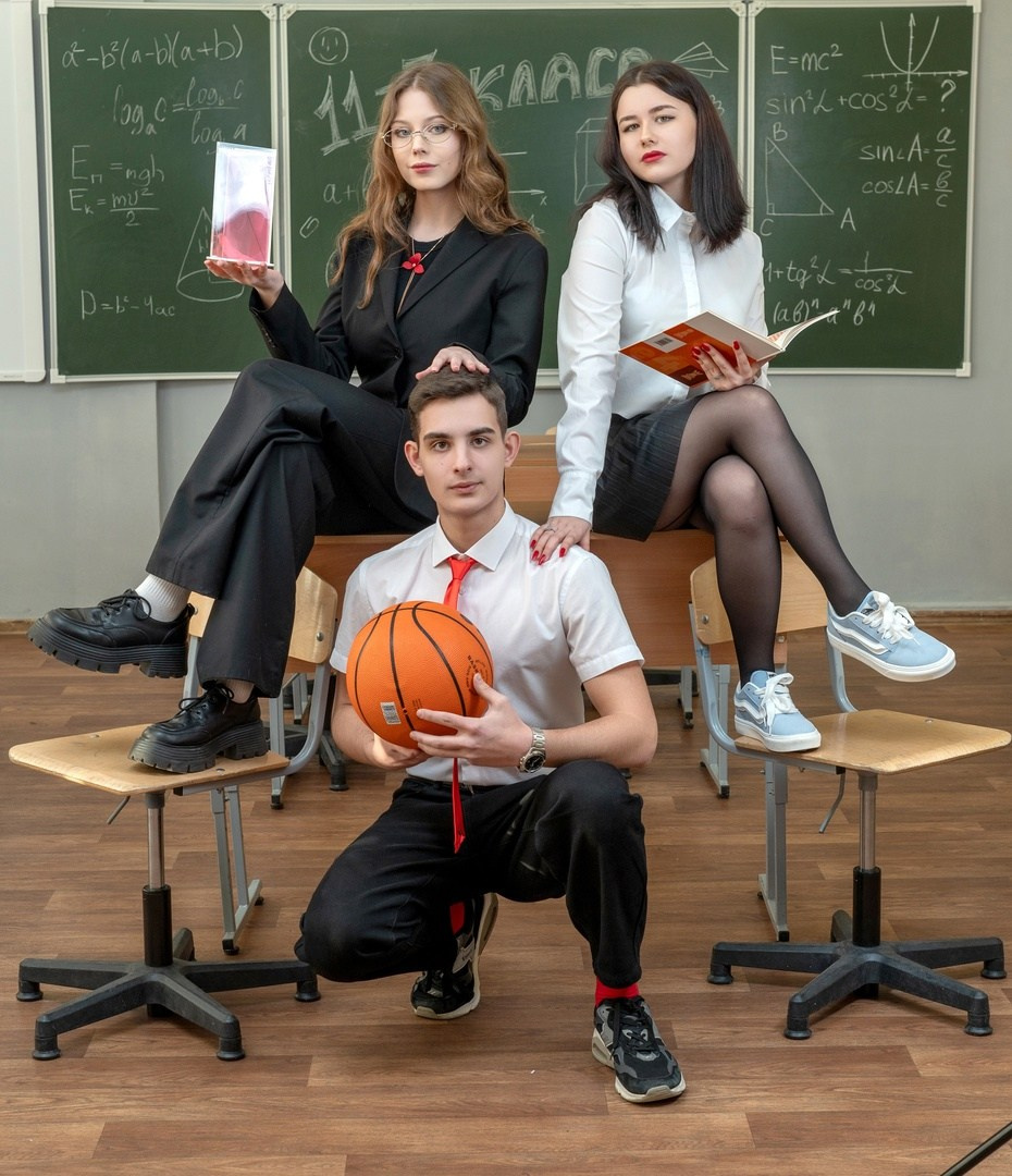 Одноклассники очень любят фотографироваться со школьной атрибутикой.