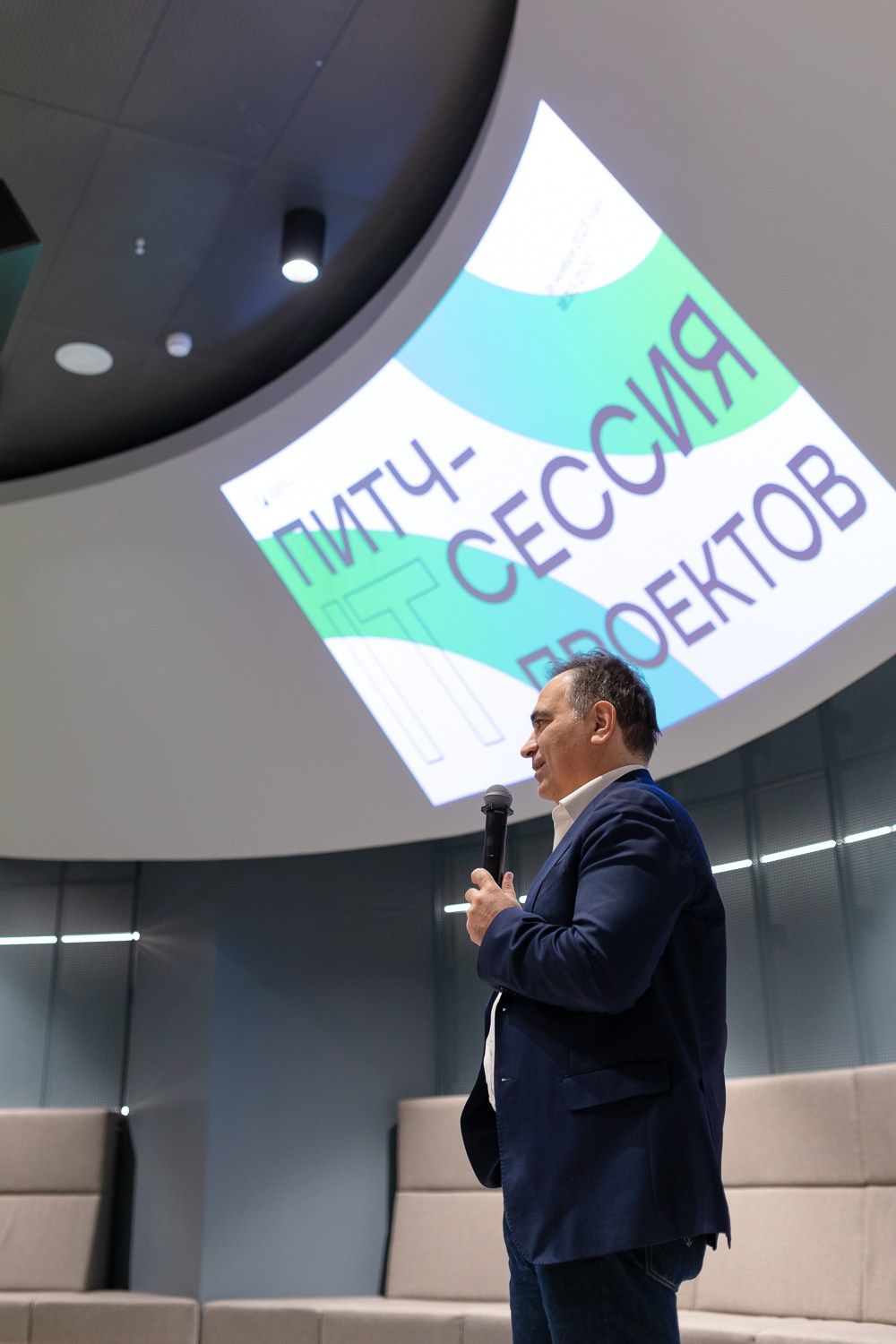 Спикер на фоне презентации печать сессия стартап проектов