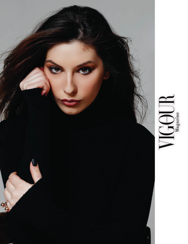 Женский студийный портрет на белом фоне может быть ярким. Фотограф в Подольске — Мария Бучнева