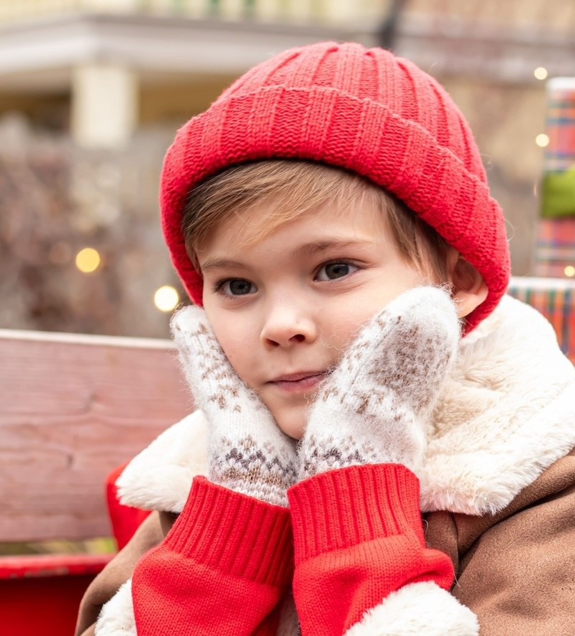 Зимняя детская фотосессия, мальчик в красной шапке и тёплых варежках на улице, детский фотограф Карасёва Елена, Москва