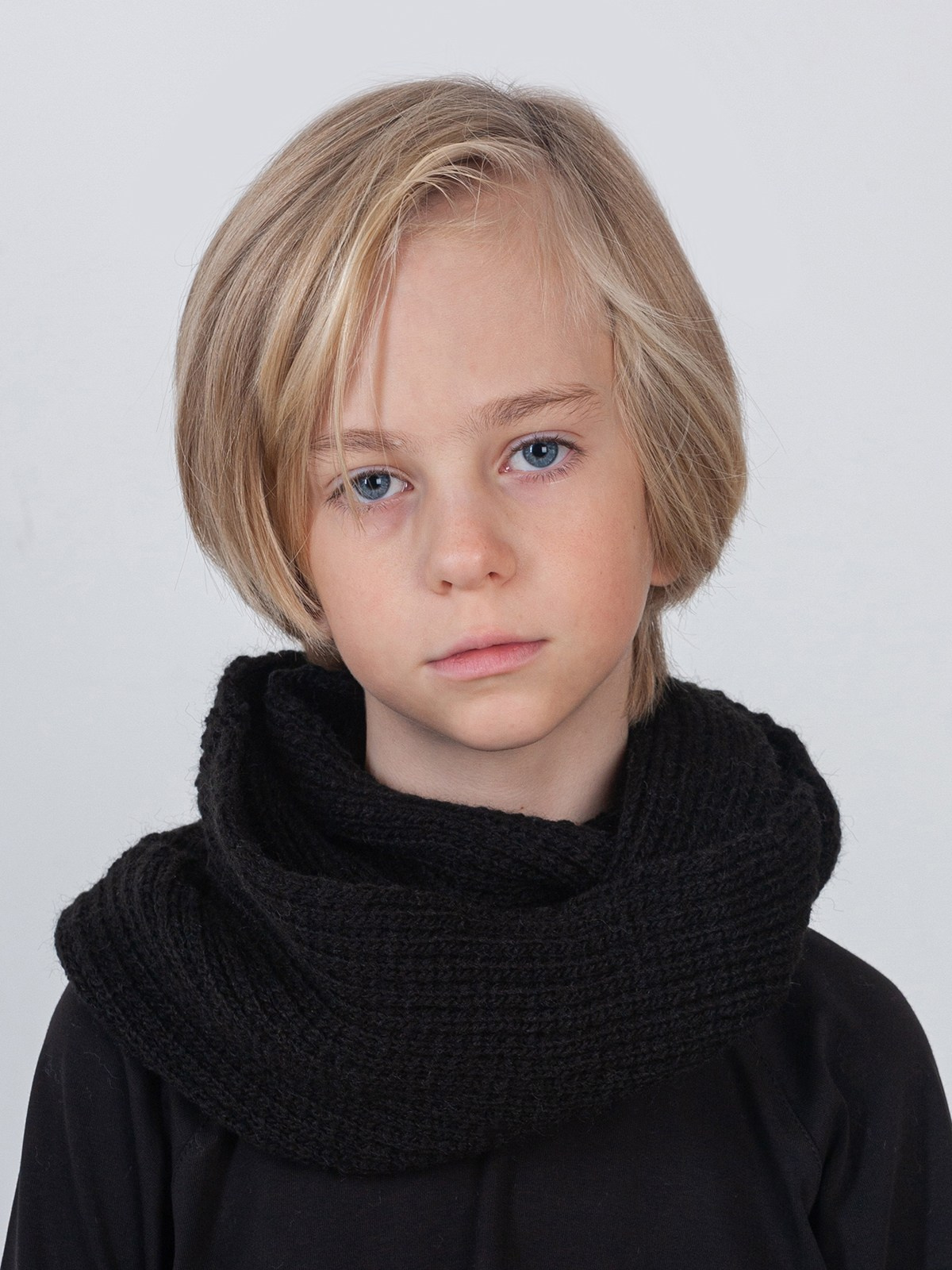 Фотосъёмка детских шарфов для валдберриз. Сборные фотосъёмки в Москве. фотосессии одежды.фотограф