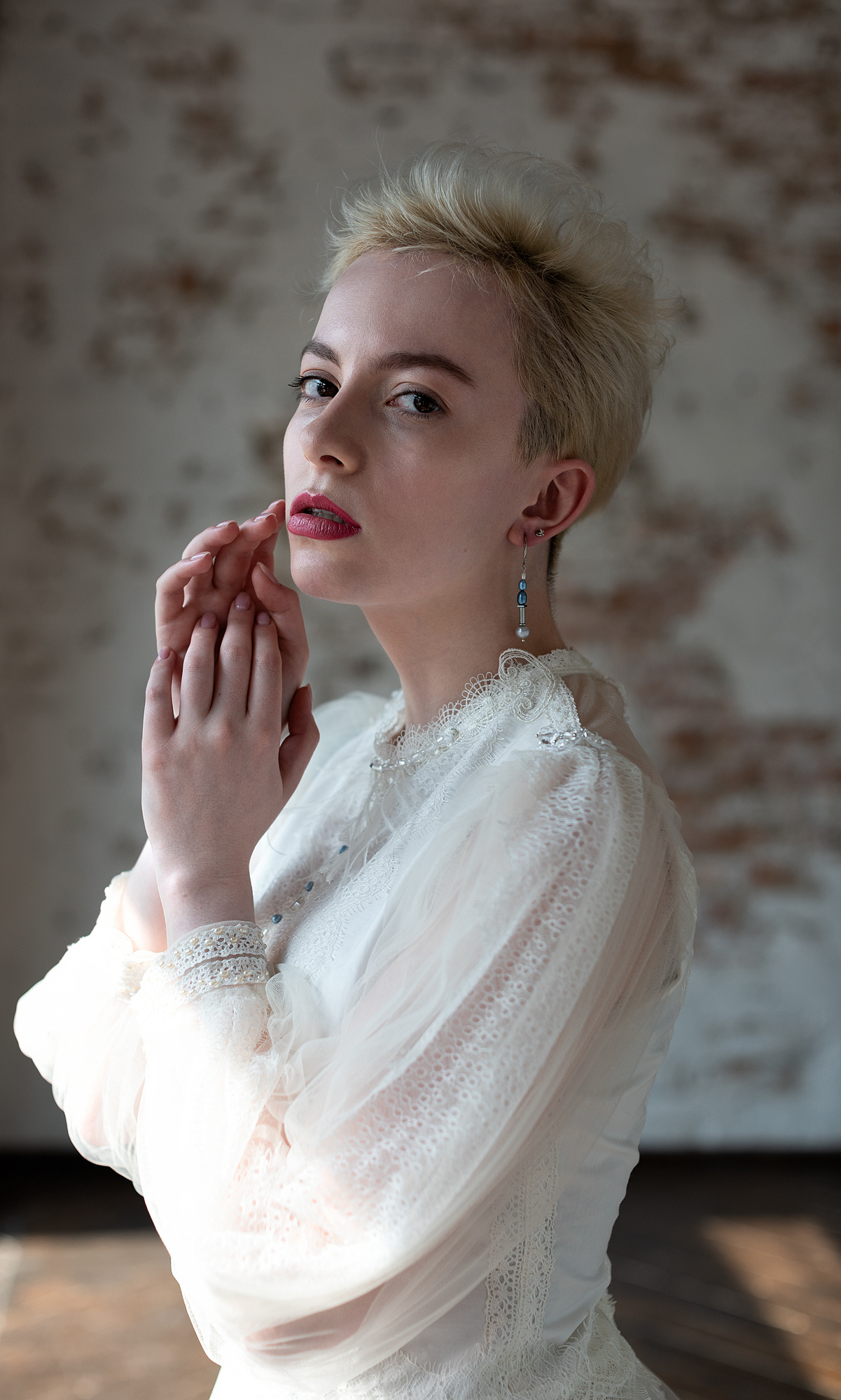 Портретная фотография в дизайнерской одежде. Портретный фотограф Белград Матвей Кармаков