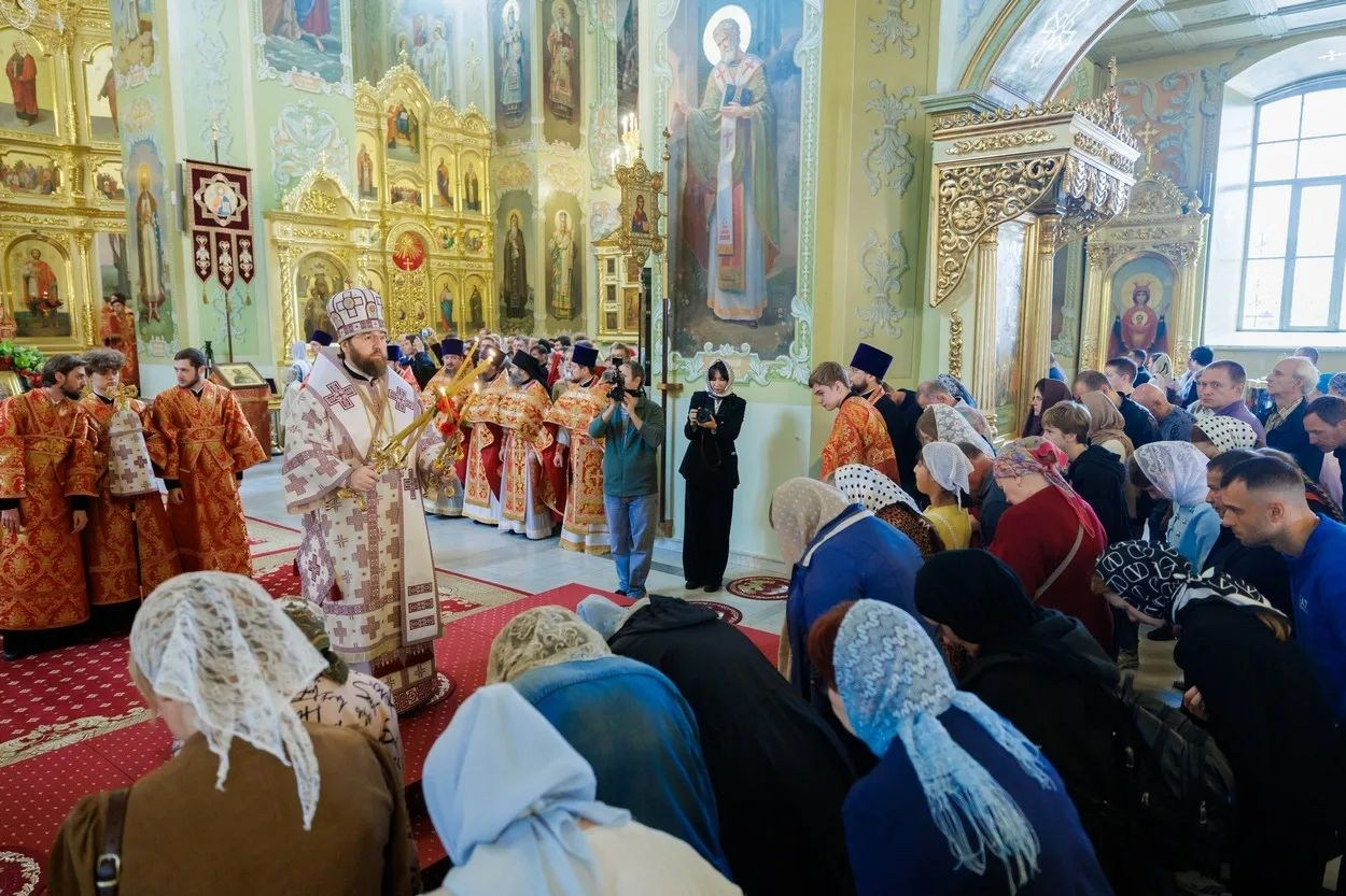 В ДЕНЬ ПРАЗДНОВАНИЯ СОБОРА САРАТОВСКИХ СВЯТЫХ В ПОКРОВСКОМ СОБОРЕ Г. САРАТОВА СОВЕРШЕНО АРХИЕРЕЙСКОЕ БОГОСЛУЖЕНИЕ. Георгиевское благочиние