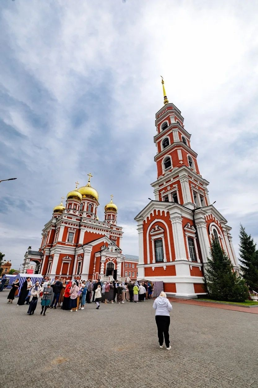 В ДЕНЬ ПРАЗДНОВАНИЯ СОБОРА САРАТОВСКИХ СВЯТЫХ В ПОКРОВСКОМ СОБОРЕ Г. САРАТОВА СОВЕРШЕНО АРХИЕРЕЙСКОЕ БОГОСЛУЖЕНИЕ. Георгиевское благочиние