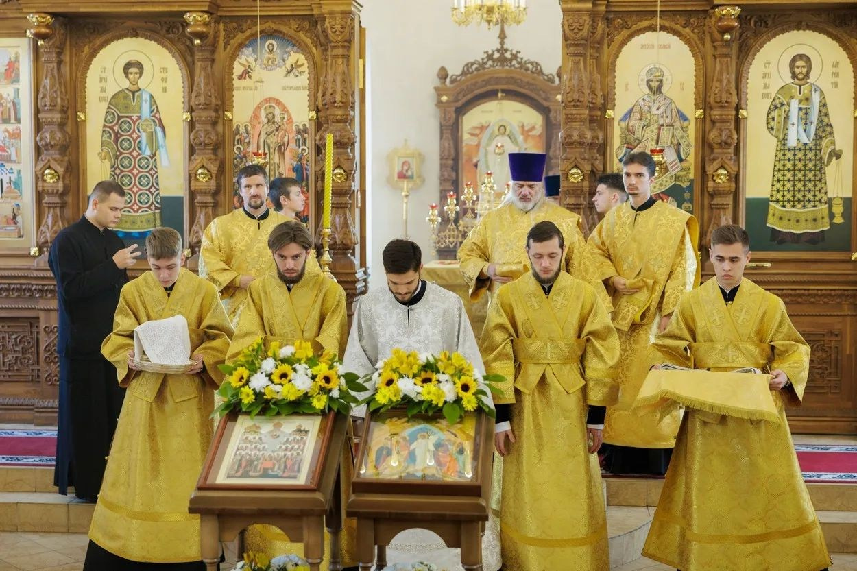 Митрополит Игнатий совершил Божественную литургию в храме новомучеников и исповедников Саратовских. Георгиевское благочиние
