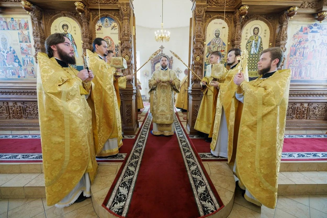 Митрополит Игнатий совершил Божественную литургию в храме новомучеников и исповедников Саратовских. Георгиевское благочиние