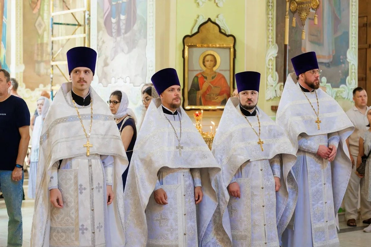 МИТРОПОЛИТ ИГНАТИЙ И МИТРОПОЛИТ ВЛАДИМИР СОВЕРШИЛИ БОЖЕСТВЕННУЮ ЛИТУРГИЮ В ПОКРОВСКОМ СОБОРЕ Г. САРАТОВА. Георгиевское благочиние