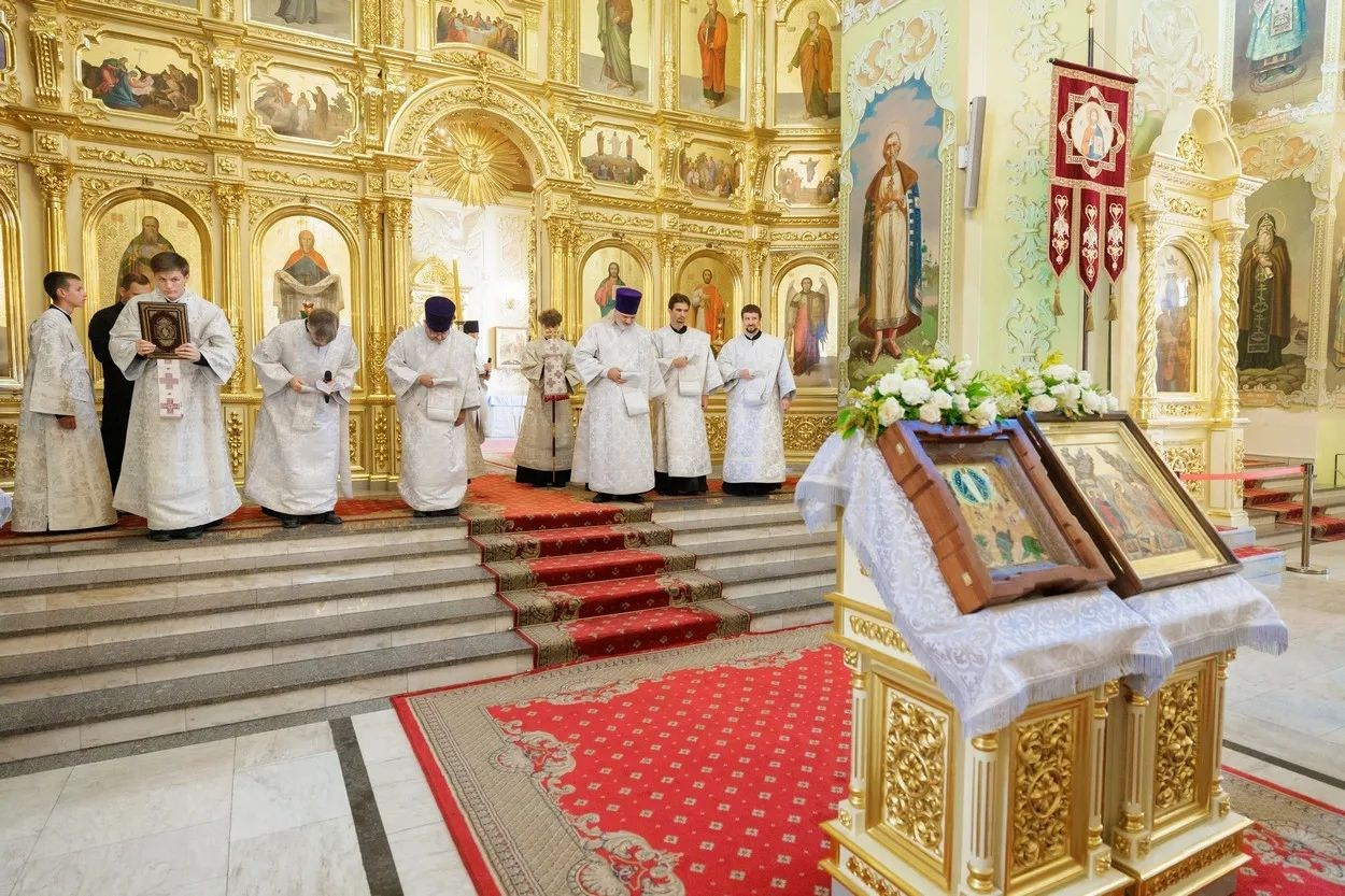 МИТРОПОЛИТ ИГНАТИЙ И МИТРОПОЛИТ ВЛАДИМИР СОВЕРШИЛИ БОЖЕСТВЕННУЮ ЛИТУРГИЮ В ПОКРОВСКОМ СОБОРЕ Г. САРАТОВА. Георгиевское благочиние