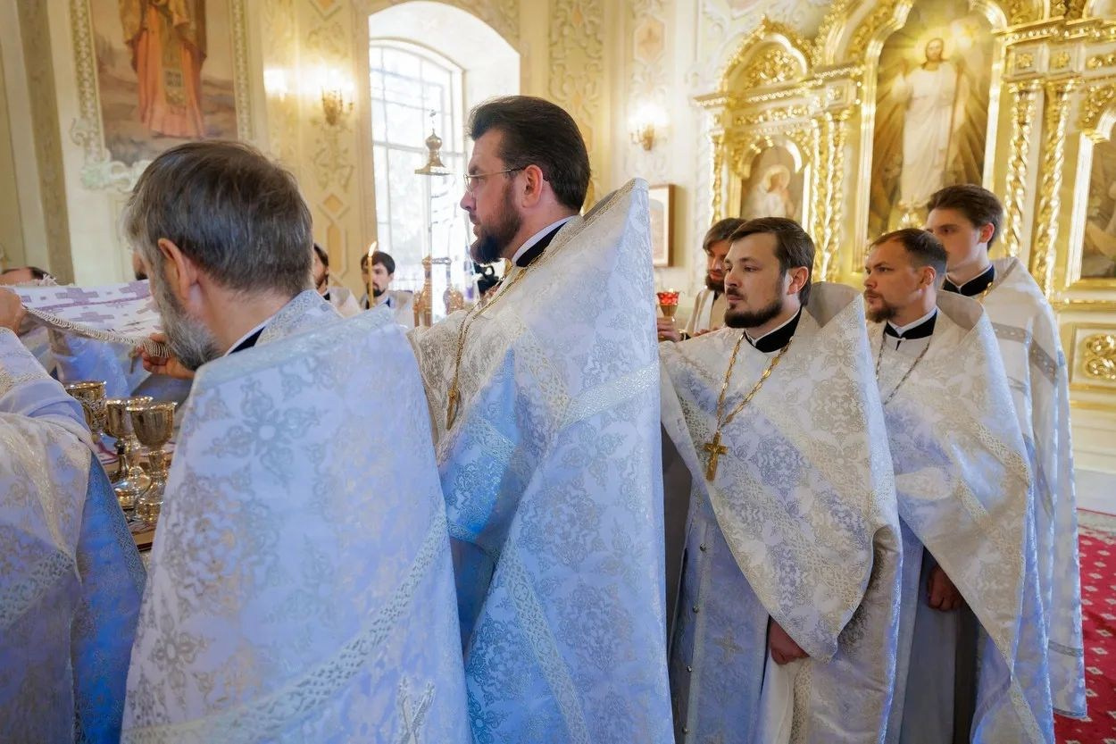 МИТРОПОЛИТ ИГНАТИЙ И МИТРОПОЛИТ ВЛАДИМИР СОВЕРШИЛИ БОЖЕСТВЕННУЮ ЛИТУРГИЮ В ПОКРОВСКОМ СОБОРЕ Г. САРАТОВА. Георгиевское благочиние